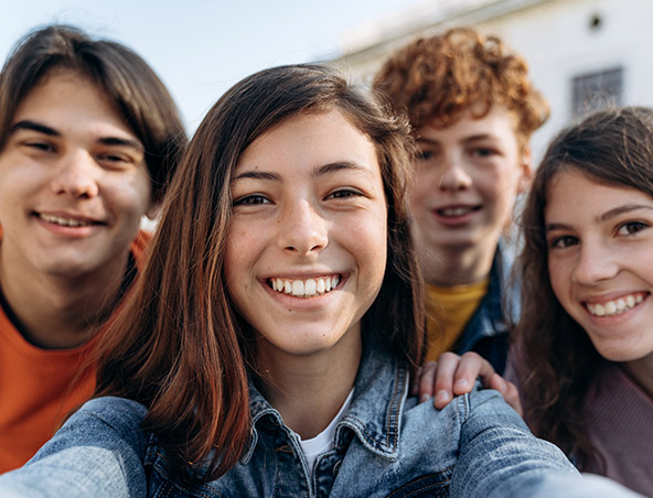Groupe de jeunes représentant la tranche d'âge 0-25 ans